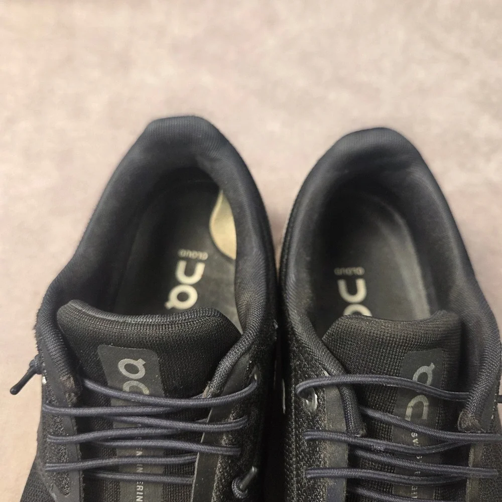 On Cloud 5 Womens Running Shoes Black White 59.98919 Size 7.5 Sneakers